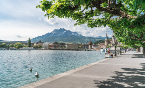 Carl Spitteler Quai, Flanieren in der Stadt Luzern, mit Blick auf Pilatus