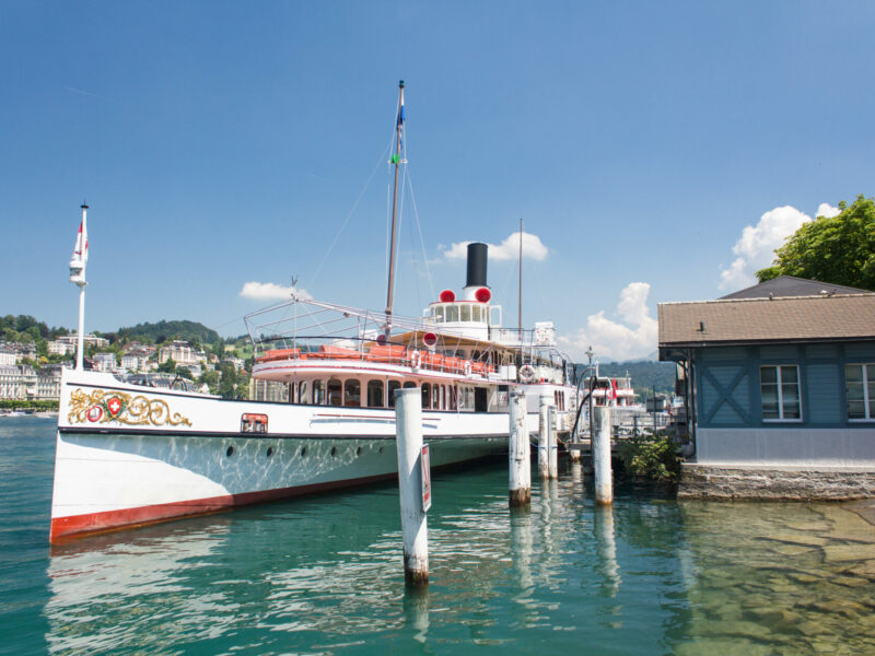 Dampfschiff am Bahnhofquai Luzern