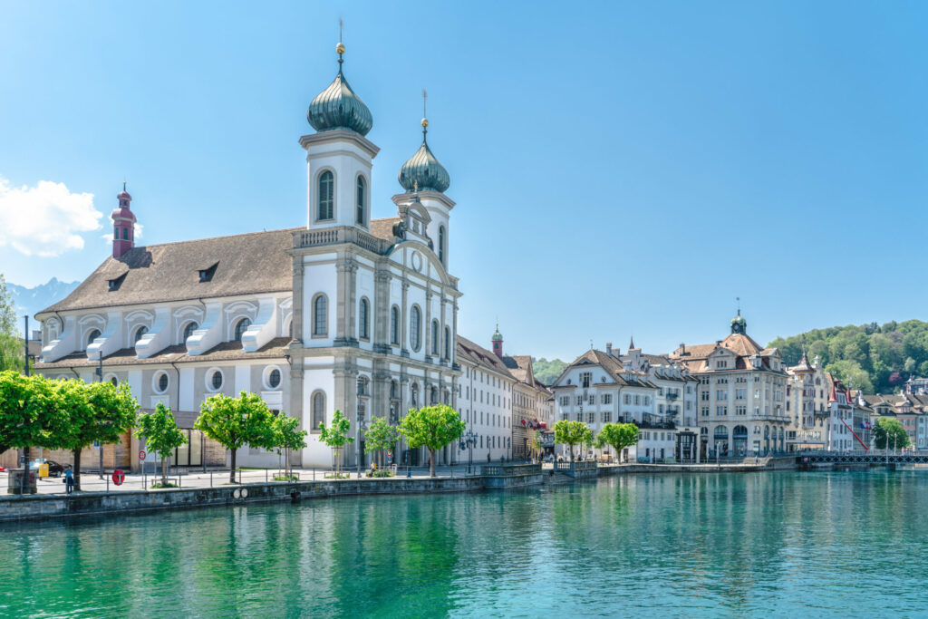 Jesuitenkirche Luzern und Reuss