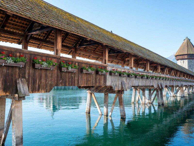 Romantische Kapellbrücke mit Blumen