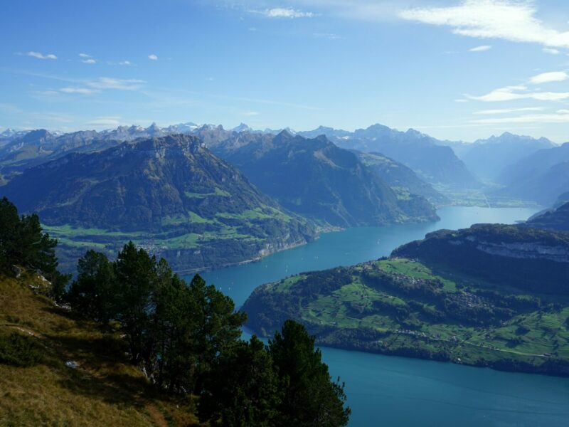 Vierwaldstättersee mit Bergen im Sommer